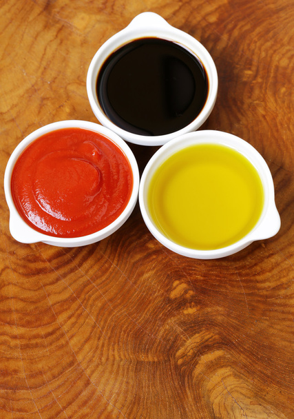 traditional Italian sauces - balsamic vinegar, tomato sauce and olive oil - Foto, afbeelding