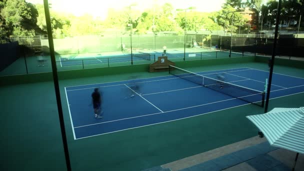 Gente jugando tenis
 - Metraje, vídeo