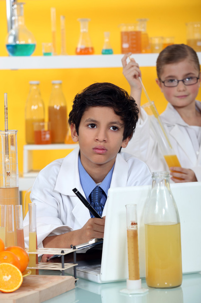 Kids performing science experiment - Фото, изображение
