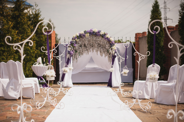 Feestelijke huwelijk ceremonie decoratie in wit en paars  - Foto, afbeelding