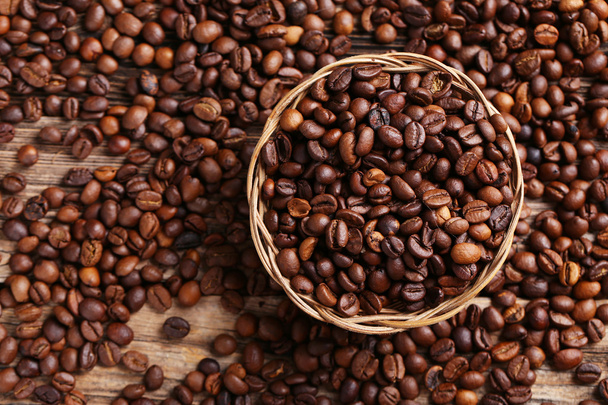 Roasted coffee beans in basket - Foto, afbeelding