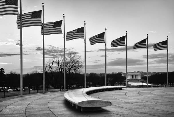 バック グラウンドでは、リンカーン記念館とアメリカの旗 - 写真・画像