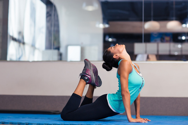Woman stretching in gym - Fotó, kép