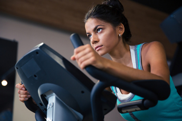 Woman workout in fitness gym - Fotoğraf, Görsel