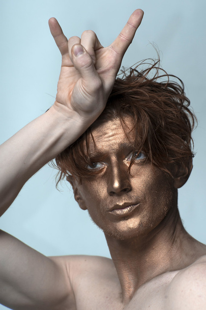 Bronzed man with cool gesture - Valokuva, kuva
