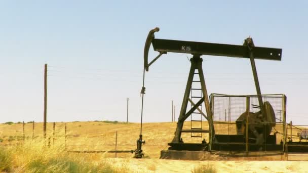 Нафтової вишки перекачування в Каліфорнії - Кадри, відео