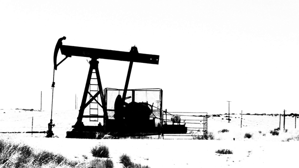 High Contrast Oil Rig in Desert - Πλάνα, βίντεο