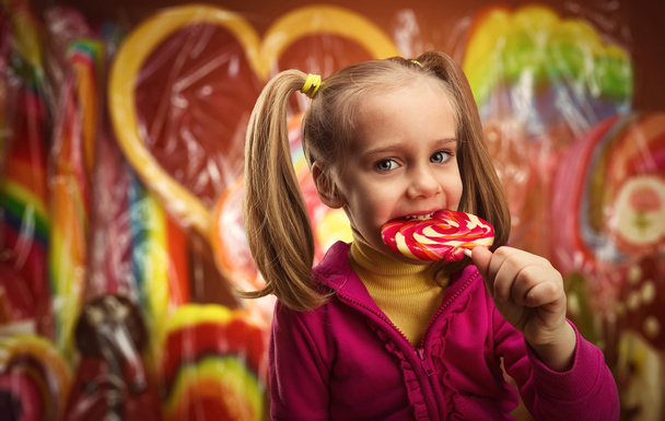 Tyttö syö maukasta tikkaria
 - Valokuva, kuva