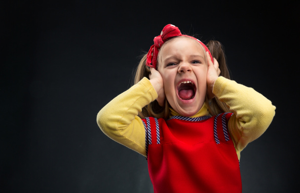 klein meisje schreeuwen - Foto, afbeelding