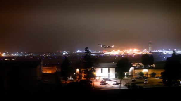 Vuelo de la aerolínea despegando desde el aeropuerto por la noche
 - Imágenes, Vídeo