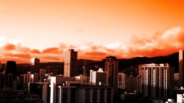 Wolken Time Lapse over gebouwen bij zonsondergang - Video