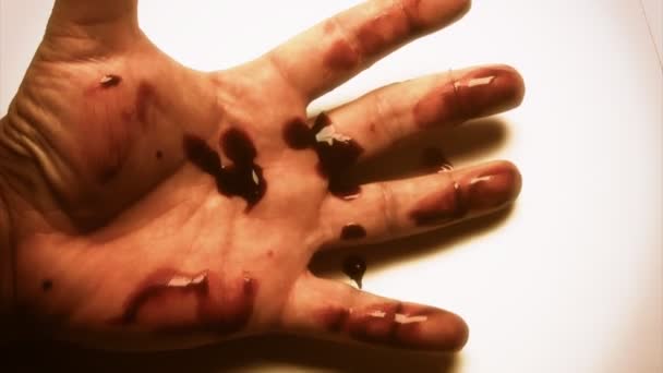 Blutige Hand über weißer Oberfläche - Filmmaterial, Video