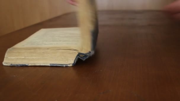 Το χέρι ενός άνδρα στροφή σε σελίδες στο βιβλίο κάποια. - Πλάνα, βίντεο