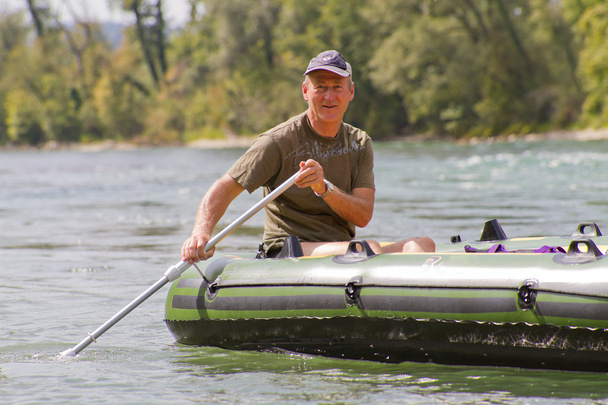 Hombre de mediana edad rafting
 - Foto, Imagen