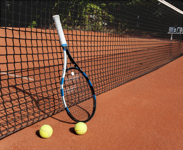 Piłki tenisowe i rakieta w necie - Zdjęcie, obraz