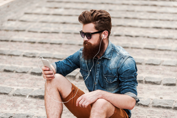 бородатый мужчина с мобильным телефоном
 - Фото, изображение