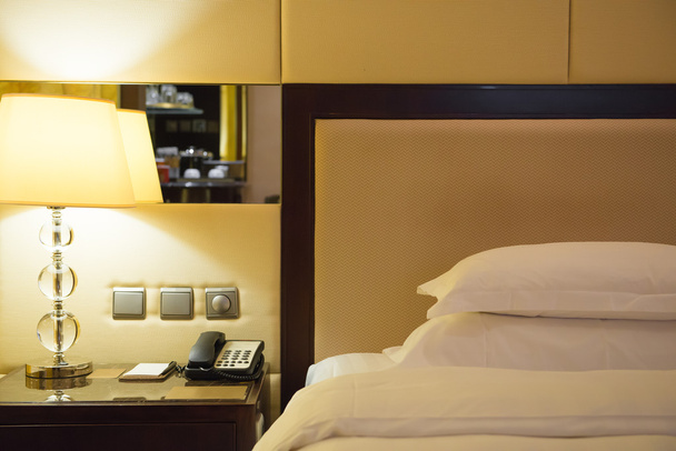 Bett und Lampe im Hotelzimmer - Foto, Bild