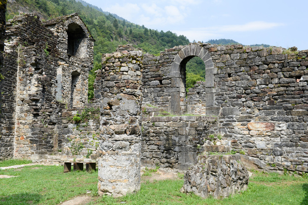 Ruínas do castelo de Serravalle em Semione
 - Foto, Imagem