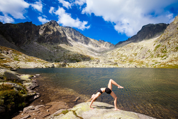 Ejercicio de yoga en las montañas de Tatry
 - Foto, Imagen