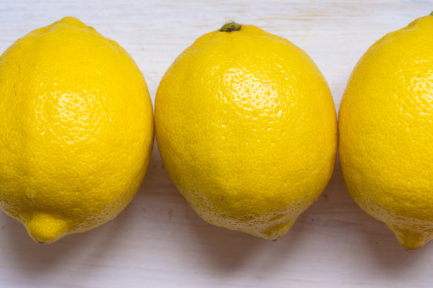 Три спелых свежих лимона подряд
 - Фото, изображение