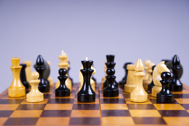 Концепция шахматных фигур на деревянной шахматной доске
 - Фото, изображение