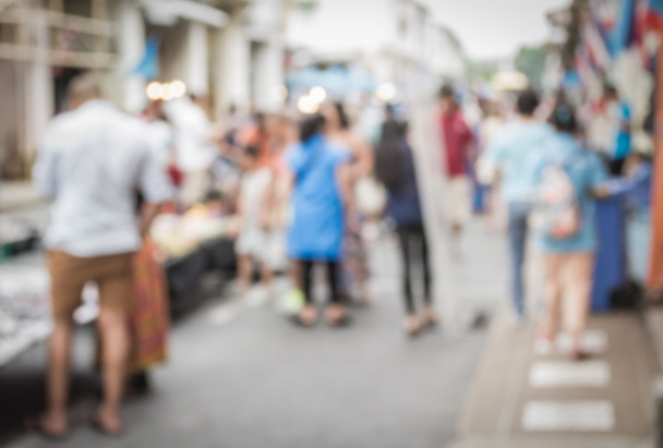 rozmazaní lidé chodící po ulici - Fotografie, Obrázek