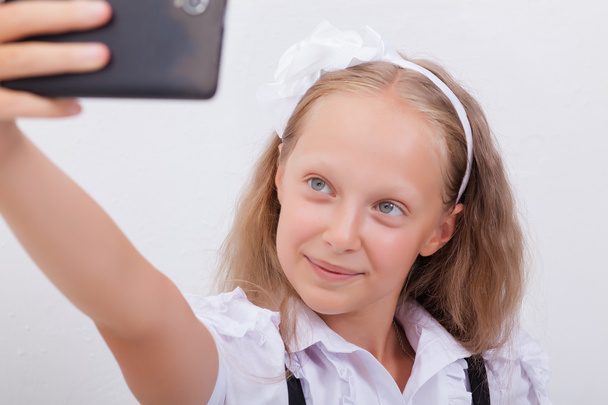 pretty teen girl taking selfies with her smart phone - Fotó, kép