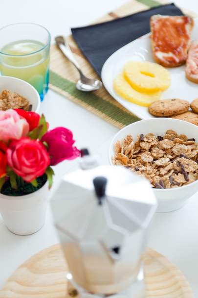Pequeno-almoço continental com croissants, sumo de laranja e café
. - Foto, Imagem