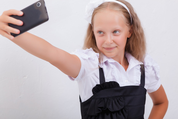 pretty teen girl taking selfies with her smart phone - Foto, Imagen
