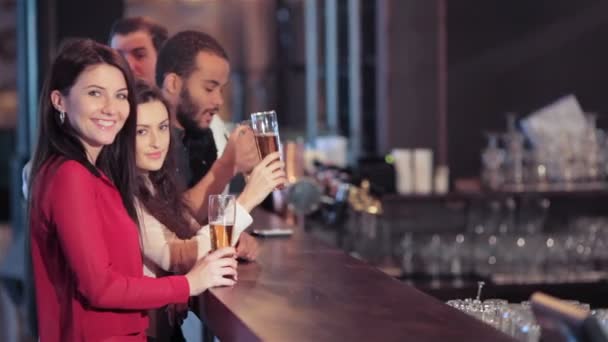Csoport lányok és fiúk a bárban - Felvétel, videó