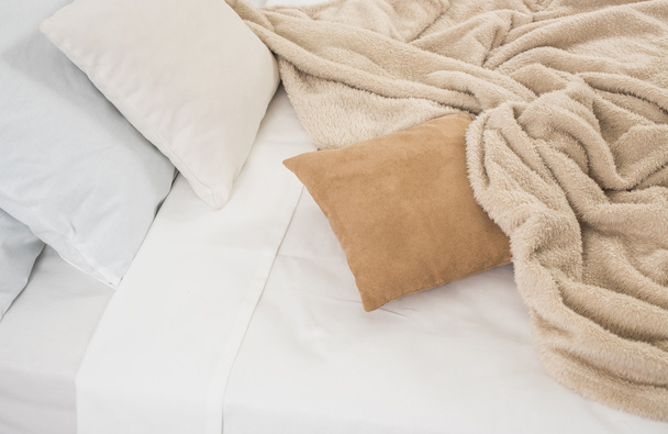 Ropa de cama blanca y beige
 - Foto, Imagen