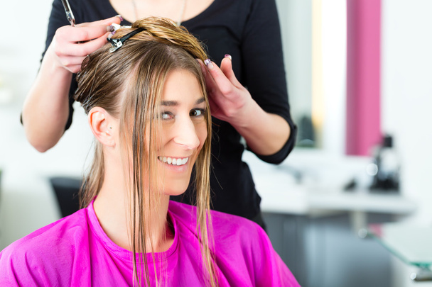 Mulher recebendo corte de cabelo de cabeleireiro ou cabeleireiro
 - Foto, Imagem