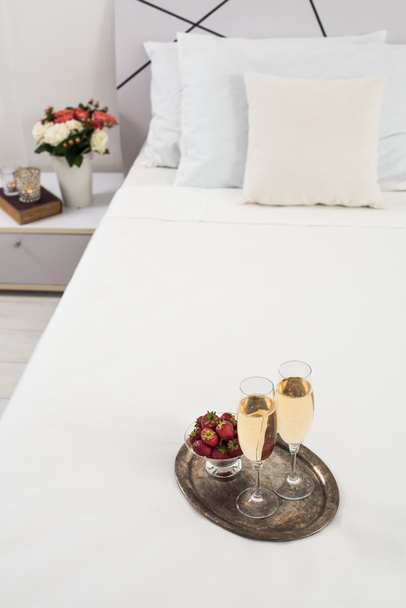 Champagne in bed - Foto, afbeelding