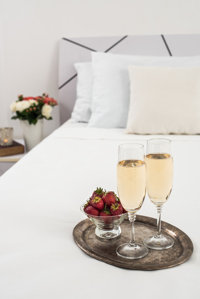 Шампанське в ліжку
 - Фото, зображення