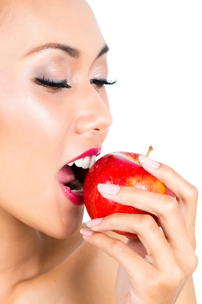 Mulher asiática comendo maçã e vivendo saudável
 - Foto, Imagem