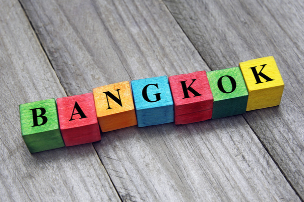 Palabra Bangkok en cubos de madera de colores
 - Foto, imagen