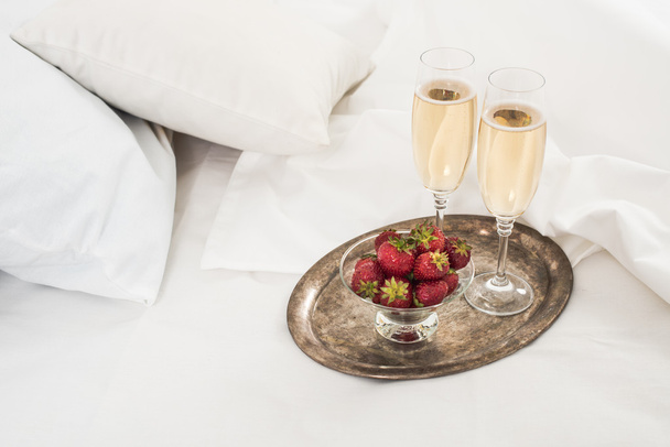 Champagne in bed - Fotoğraf, Görsel