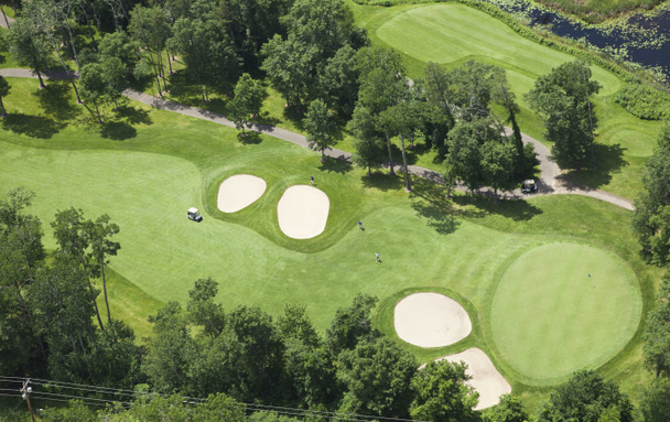 Golf sahası fairway ve yeşil havadan görünümü - Fotoğraf, Görsel