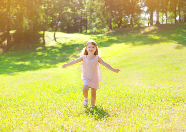 Солнечное фото счастливого маленького ребенка, наслаждающегося летним днем и отдыхающего
 - Фото, изображение