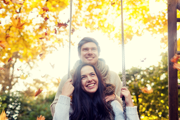 pareja sonriente abrazándose en el parque de otoño - Foto, imagen