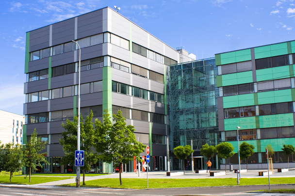 Immeuble de bureau moderne en journée lumineuse
 - Photo, image