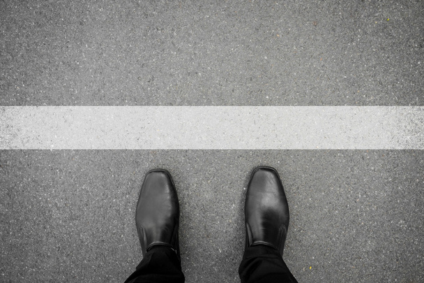 Beyaz çizgi önünde ayakkabı duran - Fotoğraf, Görsel