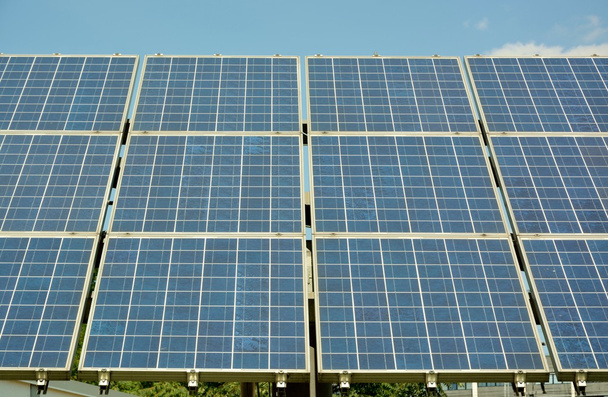 energia słoneczna panele na dachu domu - Zdjęcie, obraz