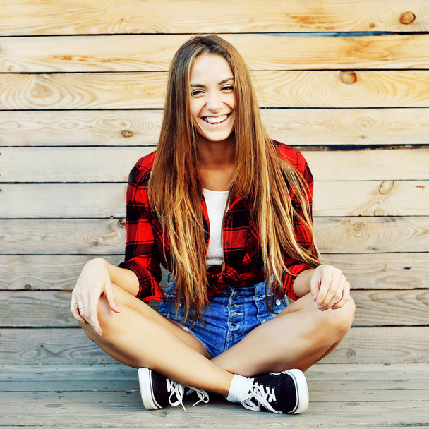 Schöne junge lächelnde Frau im Freien  - Foto, Bild