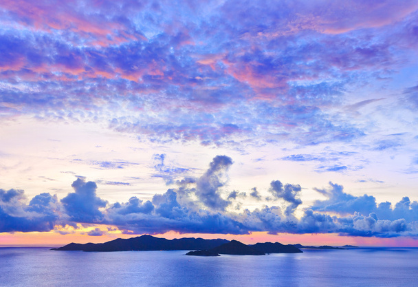 Ilha Praslin ao pôr-do-sol
 - Foto, Imagem