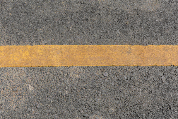 Línea amarilla sucia en textura de camino de asfalto negro
 - Foto, Imagen