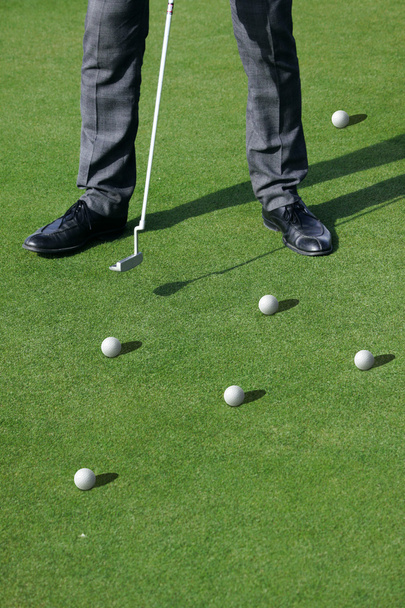 golfista homem com bolas
 - Foto, Imagem