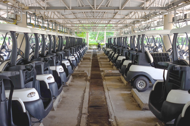 Golfcarts parken auf dem Parkplatz - Foto, Bild