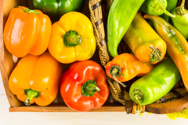 Organic Peppers on table - Valokuva, kuva