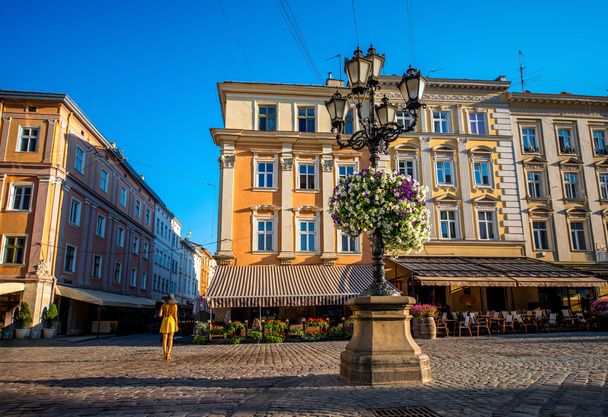 Värikkäitä rakennuksia torilla Lviv kaupunki
 - Valokuva, kuva
